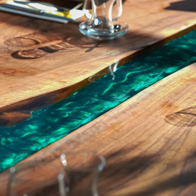 Bringing nature into your home🌿✨We handcraft bespoke resin & solid wood tables designed around you. From selecting the perfect wood slab to every drop of crystal-clear resin, your dream table is made-to-order with care, precision, and a little bit of magic.✅ Handcrafted
✅ Fully customisable
✅ Fair pricing, luxury without the markup📩 Ready to design yours? Tap the link in bio or DM us to get started.#ResinTable #LiveEdgeTable #BespokeFurniture #affordableluxury